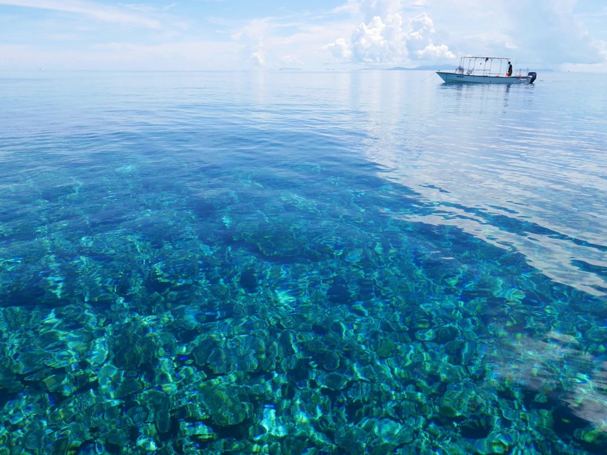 透き通った海と沖に浮かぶ船