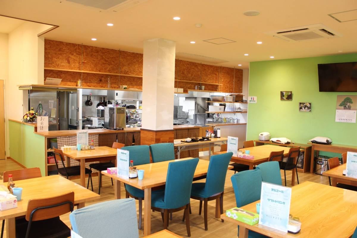 木のテーブルが並ぶレストラン店内