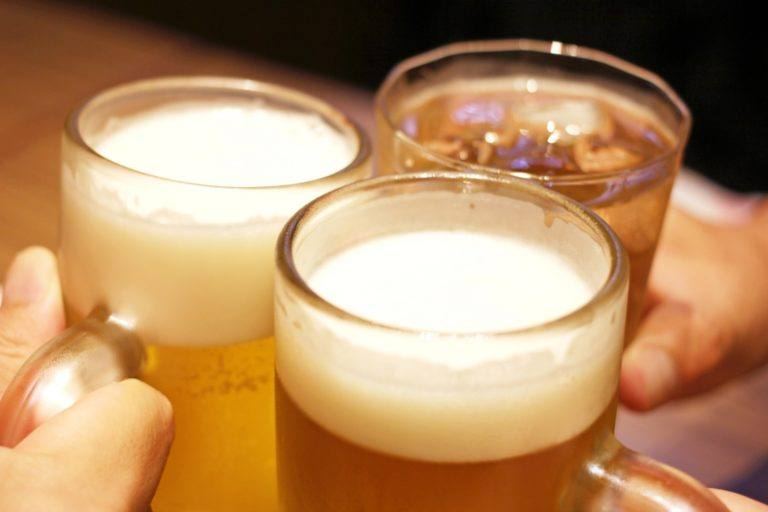 ビールで乾杯する様子